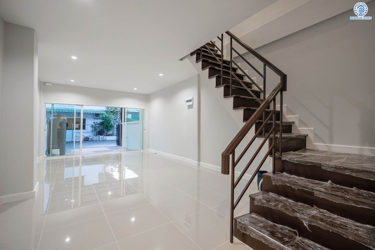 บ้านมือสองตกแต่งใหม่ โครงการ บ้านดุลิยานนท์ ติวานนท์ ทาวน์เฮ้าส์พร้อมอยู่ ราคาสุดคุ้ม! เนื้อที่ 16 ตร.ว. ฟังก์ชัน 2 ห้องนอน 2 ห้องน้ำ 1 ที่จอดรถ บนทำเลเชื่อมต่อเมือง ใกล้รถไฟฟ้าสายสีชมพู "สถานีสามัคคี" และจุดขึ้นทางด่วน "งามวงศ์วาน"